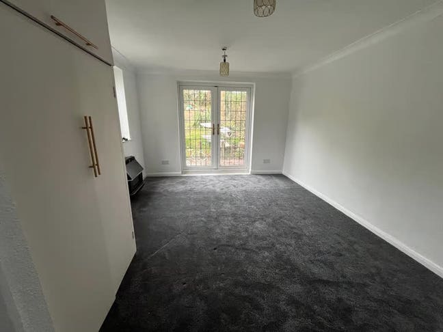 🌿 Stunning 4-Bedroom Semi-Detached House | CR8 Main Photo