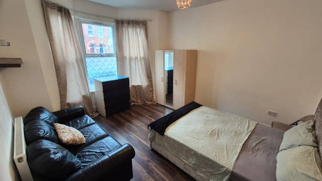 Double Room in Seven Sisters-Living Room Main Photo