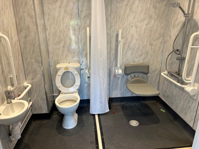 Beautiful, spacious studio with large bathroom Main Photo