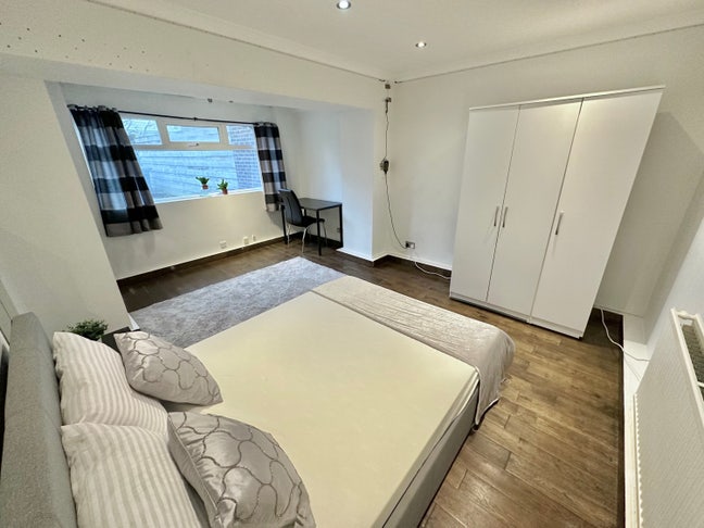 2 rooms available ( same flat)  Main Photo