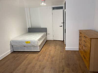 Large Ensuite Room by London Fields Park – E8 Main Photo