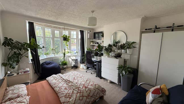 Double bedroom close to piccadilly line station Main Photo