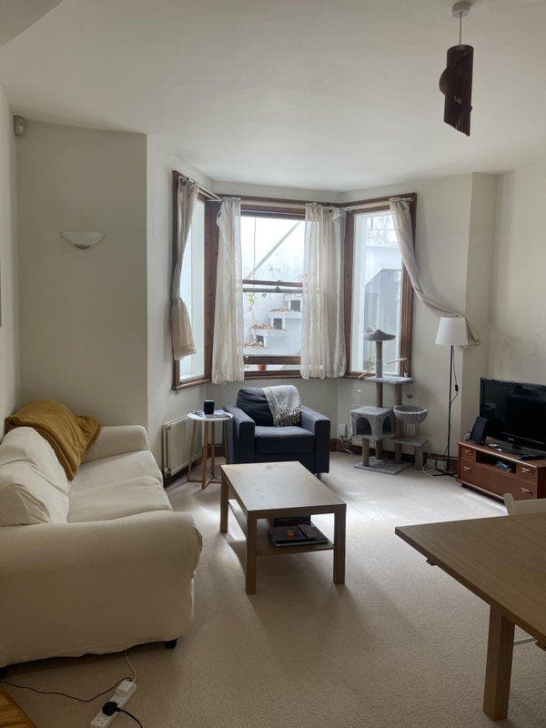 Room in 2 bed flat in West Kensington! Main Photo