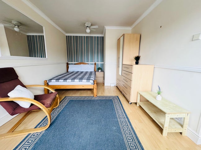 Double room cllose to L&D hospital LU4 Main Photo