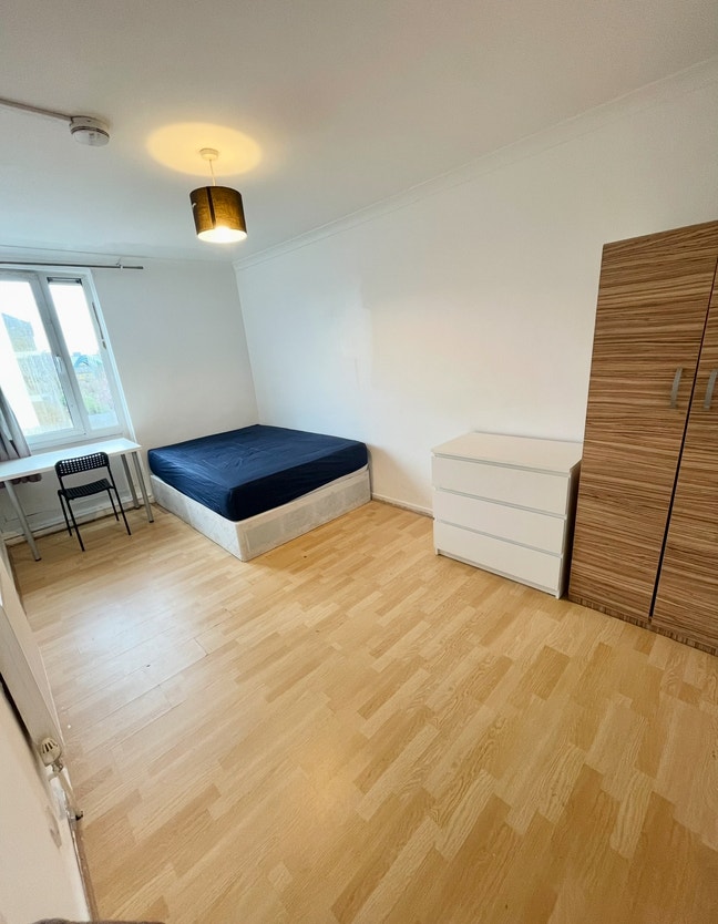 Bright Double Room Near Mile End/ Roman Road  Main Photo