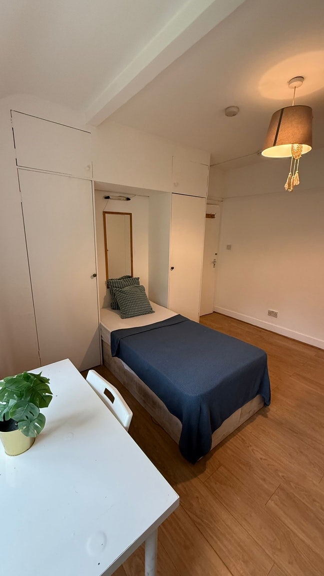 Super Cheap Double Close to Kilburn-Available Now Main Photo