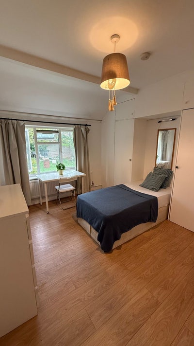 Super Cheap Double Close to Kilburn-Available Now Main Photo