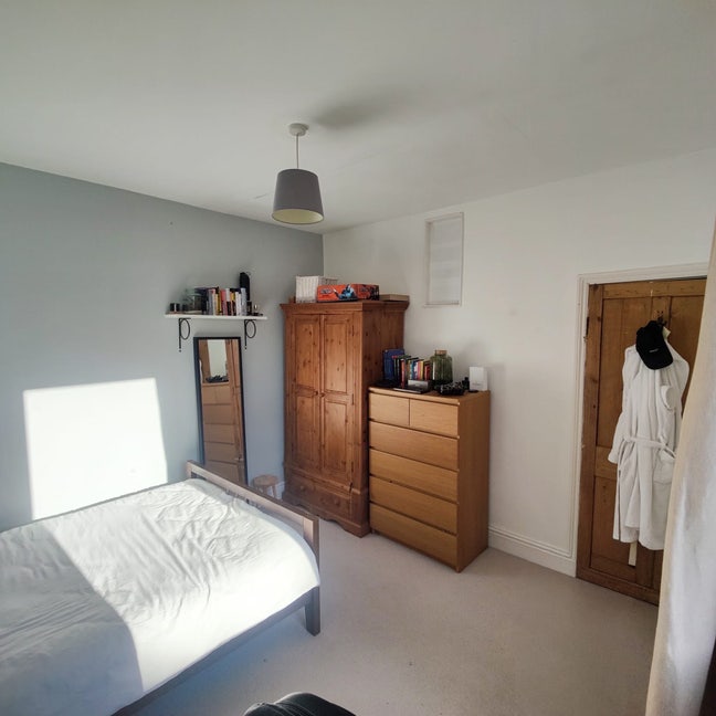 Lovely room sharing house with 1 female  Main Photo
