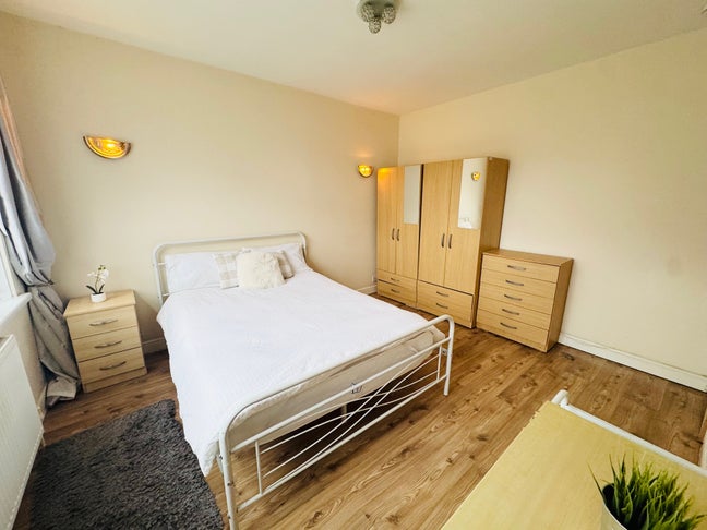 Rooms opposite L&D hospital Main Photo