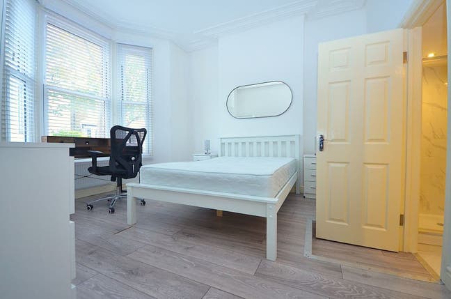 Professional Flat Share Main Photo