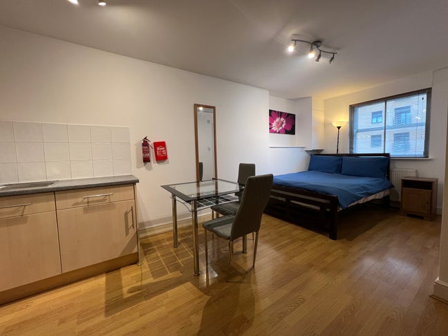 Spacious Studio with Full Kitchen in South Ken SW7 Main Photo