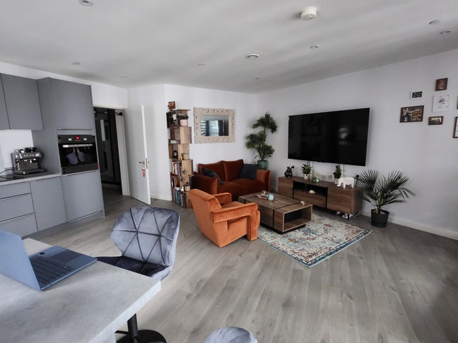 Spacious Double Room Available in a brand new flat Main Photo