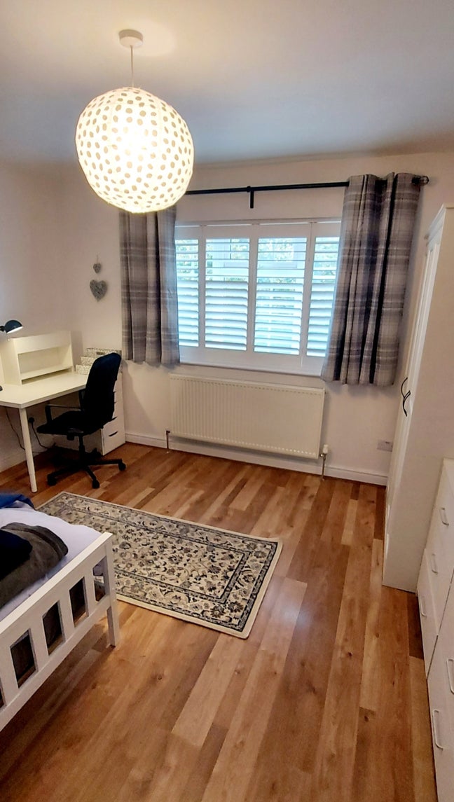 Single room in family home Main Photo
