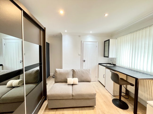 Extra-Large En-Suite Room with Kitchenette  Main Photo