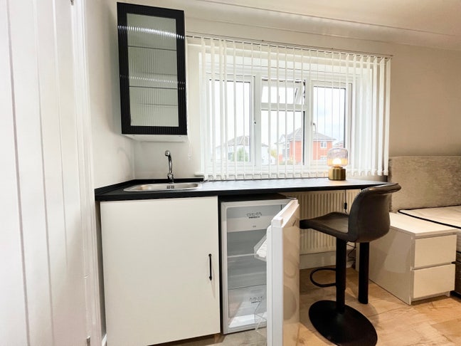  Mini-Studio Ensuite + Kitchenette +🚗 Main Photo
