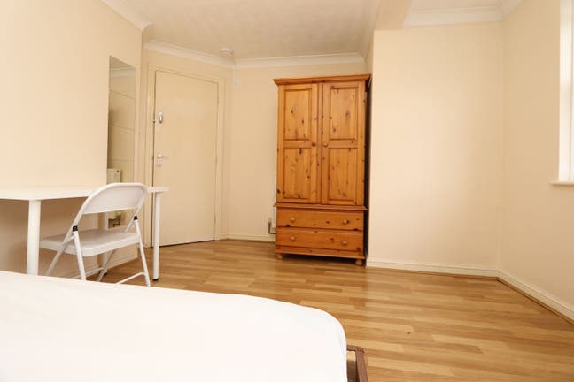 Spacious Double Room with Living Room in Canary W. Main Photo