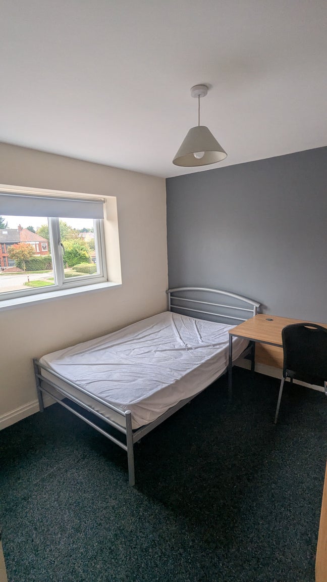 Double bedroom in a 7 bedroom girls student house Main Photo