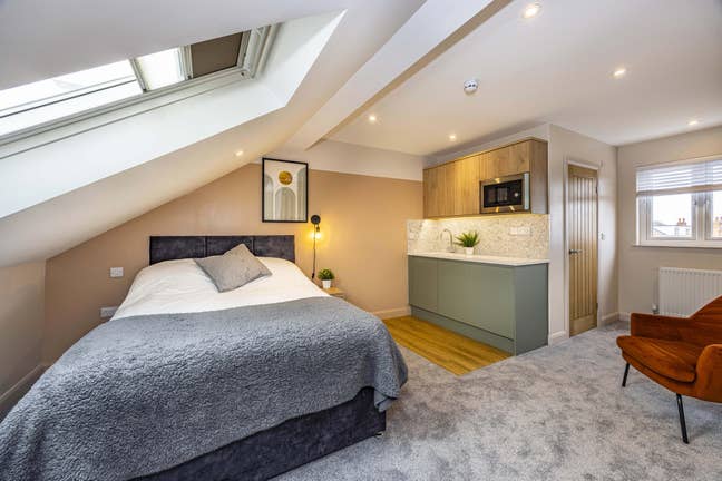 Stylish Ensuite Double Room With Kitchenette! Main Photo