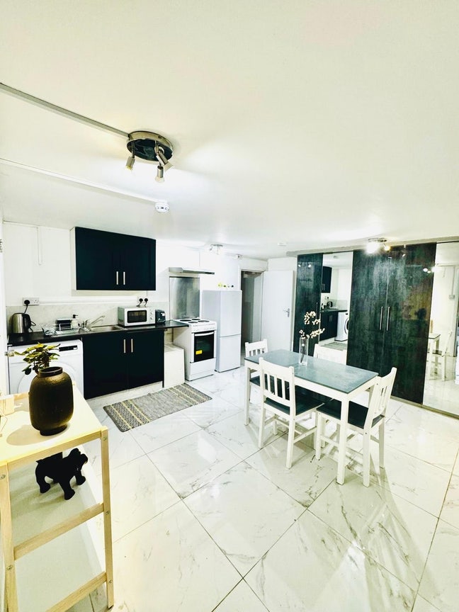 Spacious 1 Bedrom Flat with Garden Main Photo