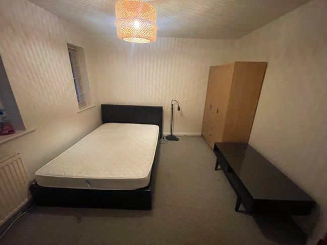 Spacious Double Room At PalmersGreen  Main Photo