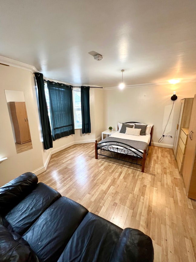 Big double room in Willesden  Main Photo