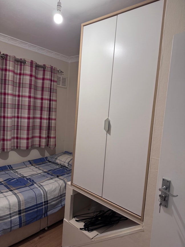 Spacious single room available Main Photo