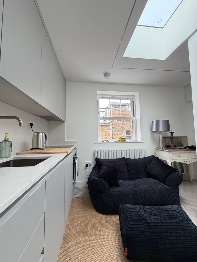 Stunning Newly Built One-Bed Duplex Flat   Main Photo