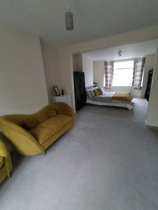 Couples welcome - 3 bedroom house Main Photo