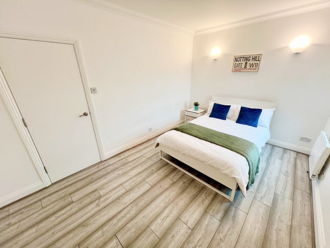 Beautiful Modern Double Room -2 Min from train st Main Photo
