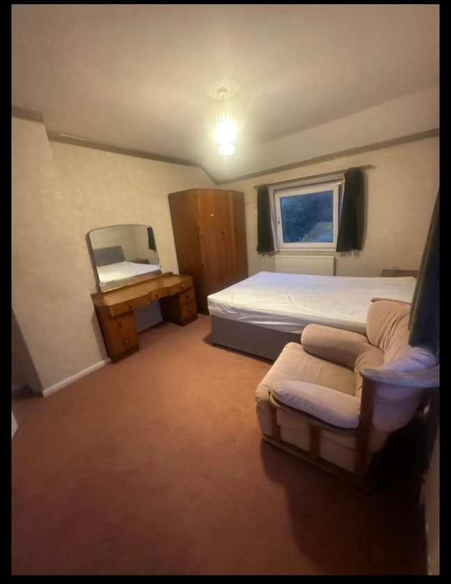 Room available for single professional.  Main Photo
