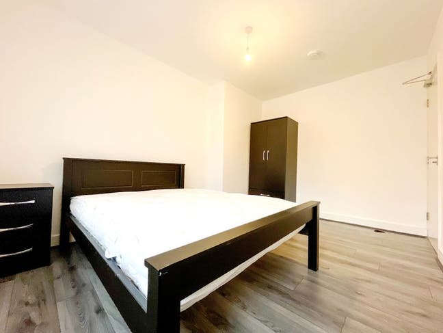Bright Room to Rent in Northfields Main Photo