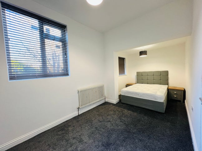 Double Bedroom available in a 5 bed House Share Main Photo