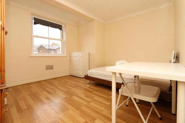 Spacious Double Room with Living Room in Canary W. Main Photo
