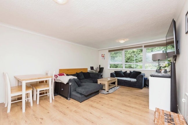 Modern 1-Bed Furnished Flat - 2 mins from Town Main Photo