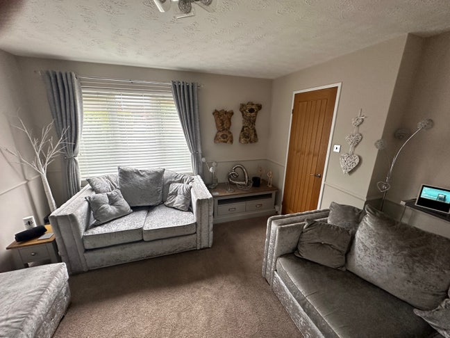 Room in clean modern property  available.  Main Photo