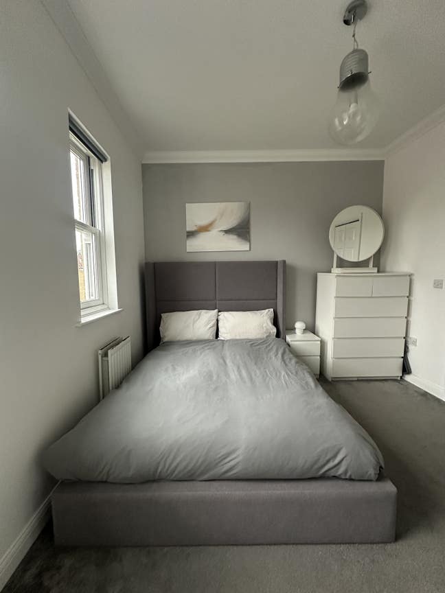 Modern En-Suite Room – Bills Included Main Photo