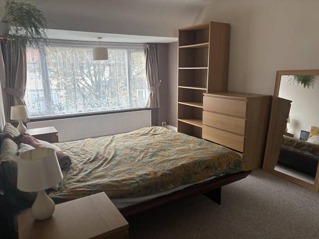 King size room in a homey house available now  Main Photo