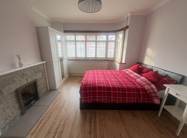 Double bedroom for working professional (female) Main Photo