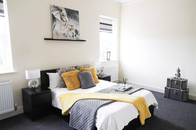 Huge, bright room in unique 'Friends' style home Main Photo