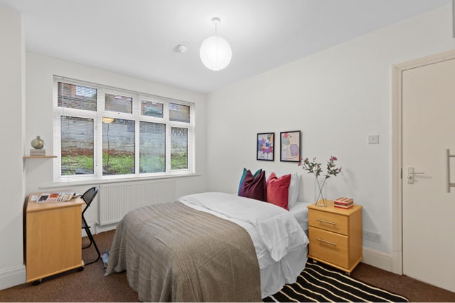 1 Double Room For  Rent (House Share / Student Main Photo