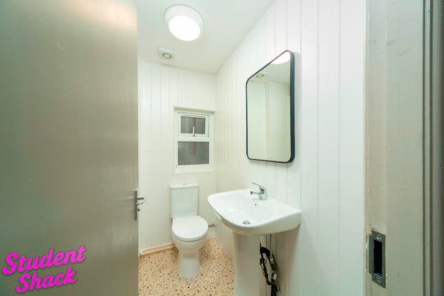 Fantastic 7 Bed House Just off Wilmslow Road Main Photo