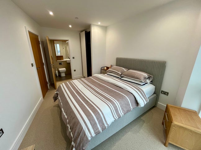 High-Rise Ensuite Bedroom with Gym & Parking Main Photo