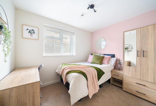 🏥  Near Jr 📍 Bus Route to City 💫 En-Suite Room Main Photo