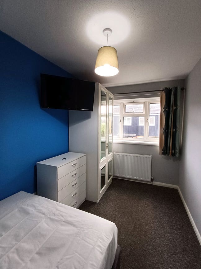 Lovely Double room in a clean quite house.  Main Photo