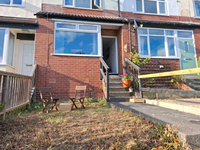 Lovely 2 bed house available now Main Photo