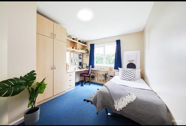 Student en-suite room available for female  Main Photo