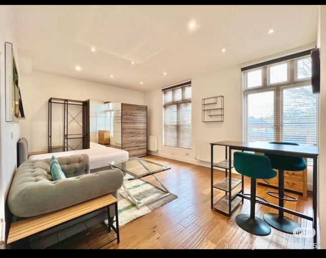 Bright Studio with separate kitchen Relet Main Photo