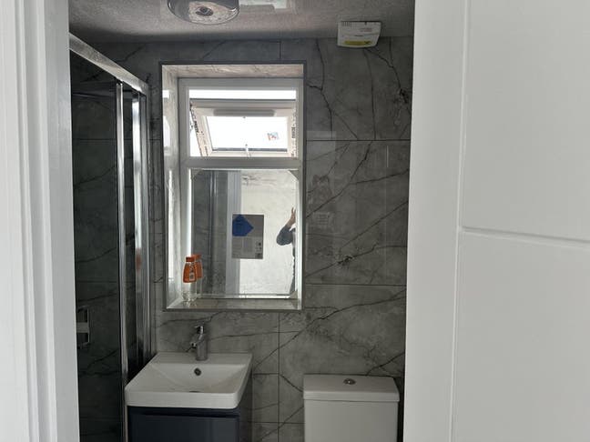 Luxury Two Double Room with En-Suite TW4 5AL. Main Photo