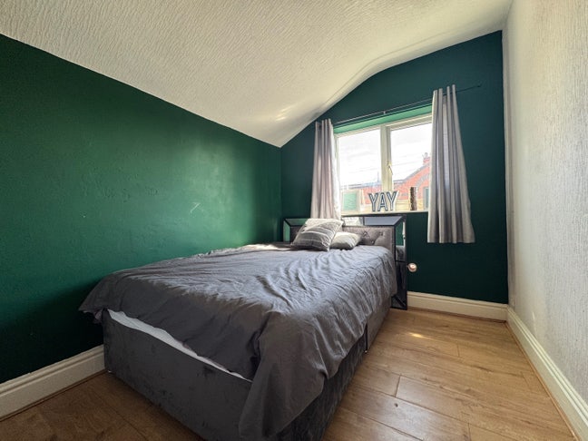 Recently Refurbished 1 Bedsit Type Flat Main Photo