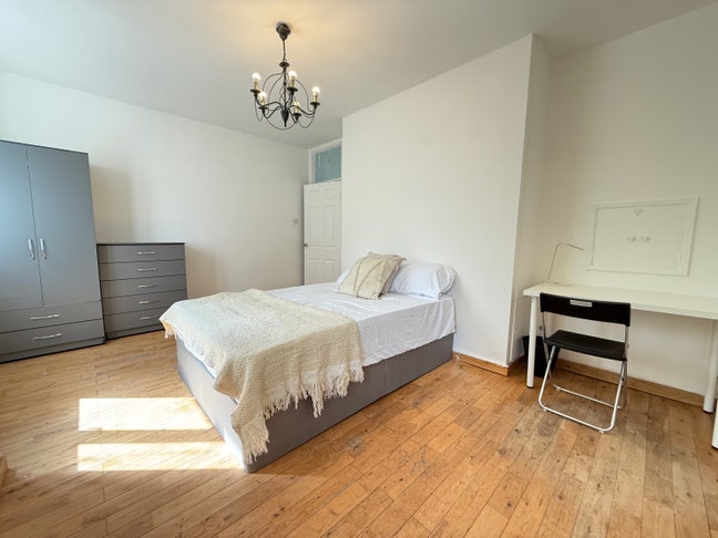 Double Room in Swiss Cottage Main Photo